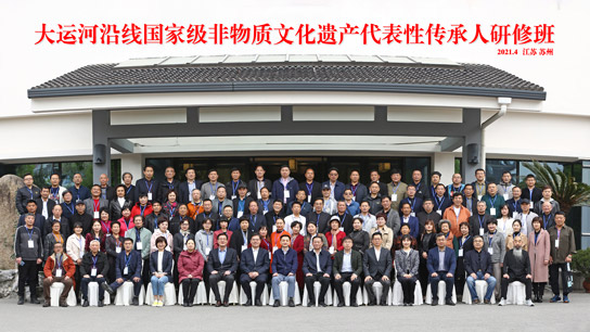 传承人与领导合影留念.jpg