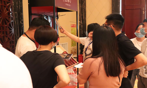 王麻子-河北招商会现场选购产品.jpg