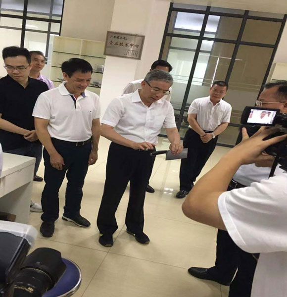 林道平手拿金辉集团-厨刀.jpg
